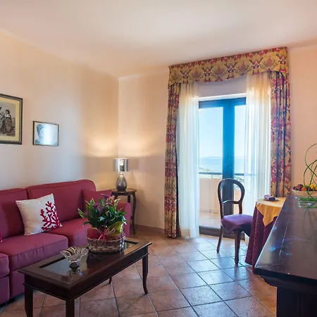 Lido Degli Spagnoli Wellness & ホテル 4*